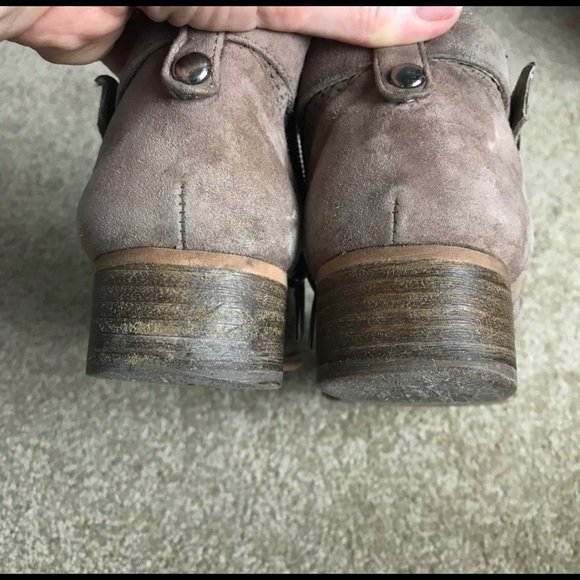 Vince Camuto Booties Side Zip Crisscross strap Tan Perforated Faux Leather 6.5 - Picture 6 of 6